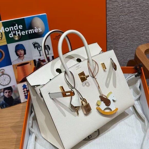 Classic Hermes Bag: A Stylish and Versatile Choice for Elegance - Picture 5 of 6
